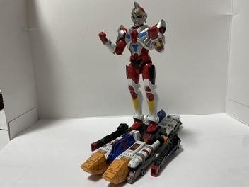 ゴッドタンクに飛び乗るグリッドマン