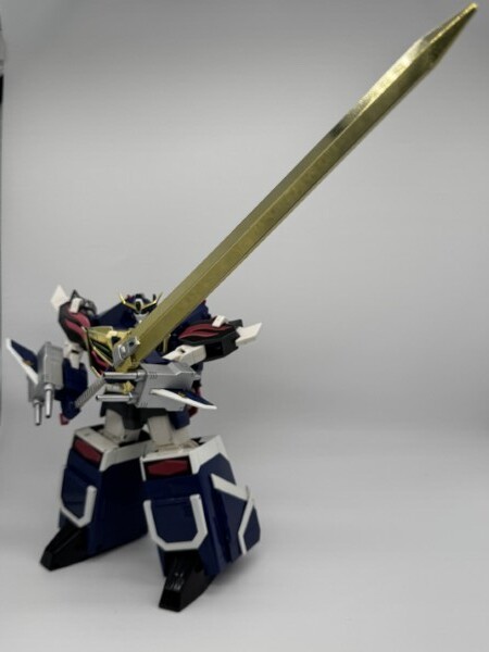 グレートカイザーソードを振るエクスカイザー